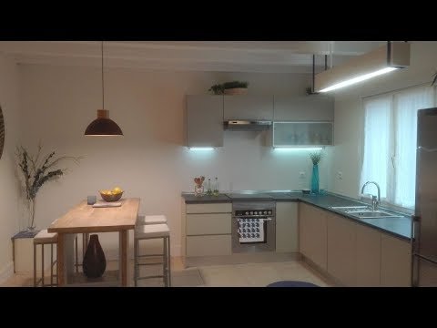 Instala un sistema de iluminación regulable para crear diferentes ambientes en la cocina según tus necesidades