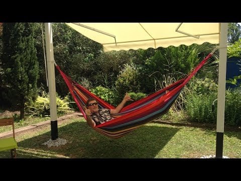 Construye un área de descanso con una hamaca y un pérgola: Relájate y disfruta de la sombra en tu jardín