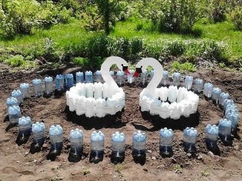 Proyectos de jardinería sostenible: Construye jardineras con botellas de plástico en colores brillantes y formas originales