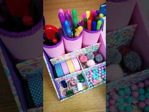 Crea un organizador de escritorio con tubos de cartón y papel decorativo: Mantén tu espacio de trabajo ordenado