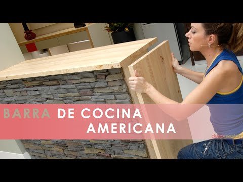 Construye una barra de desayuno con taburetes incorporados para crear un área de comedor funcional en la cocina