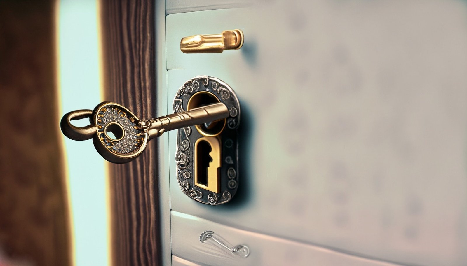 Aprende cómo abrir una puerta con llave echada fácilmente