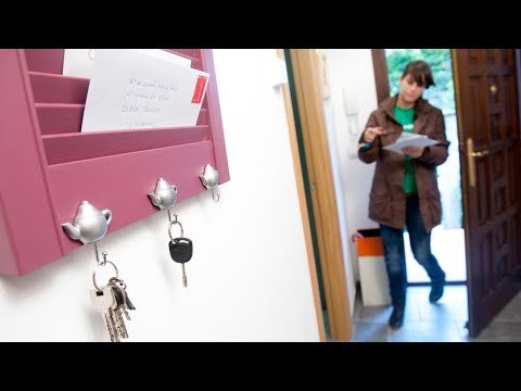 Construye un organizador de llaves con una tabla de madera y ganchos decorativos: Mantén tus llaves organizadas y a la vista